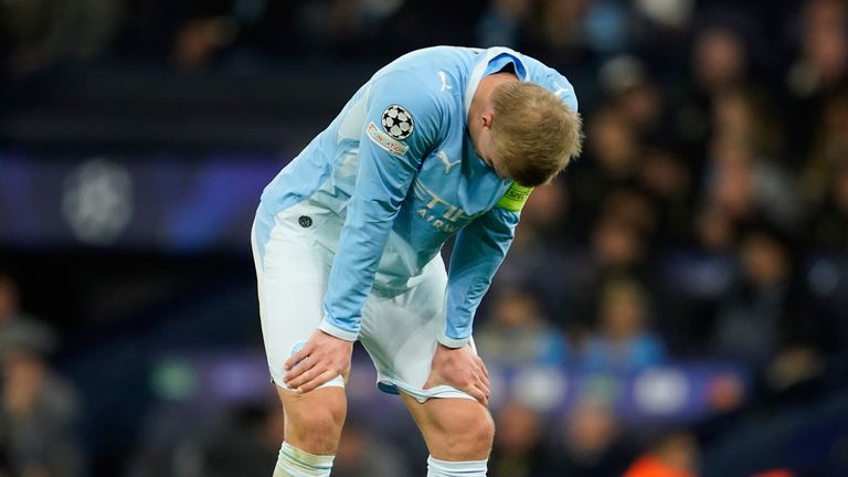 Erling Haaland lehajtott fejjel a Manchester City PSG elleni mérkőzésén