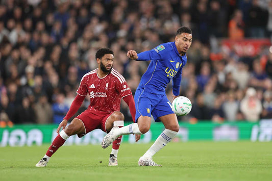 Joe Gomez és Morgan Rogers a Liverpool–Chelsea kupamérkőzésen, 2026. október 28-án