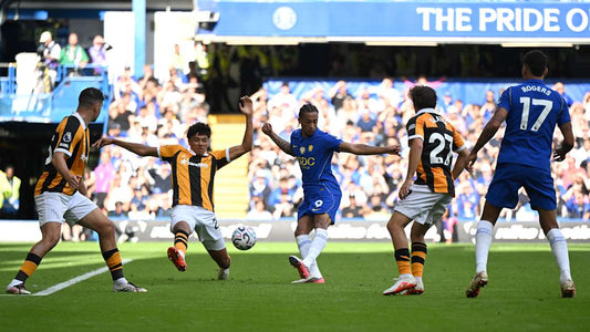 João Pedro a labdával a Hull City védői között a Chelsea 2–2-es hazai mérkőzésén