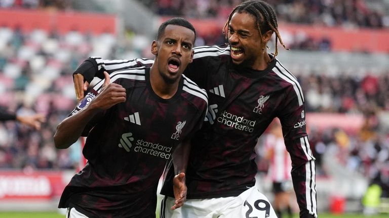 Alexander Isak és Bradley Barcola ünnepel a Brentford elleni győztes gól után
