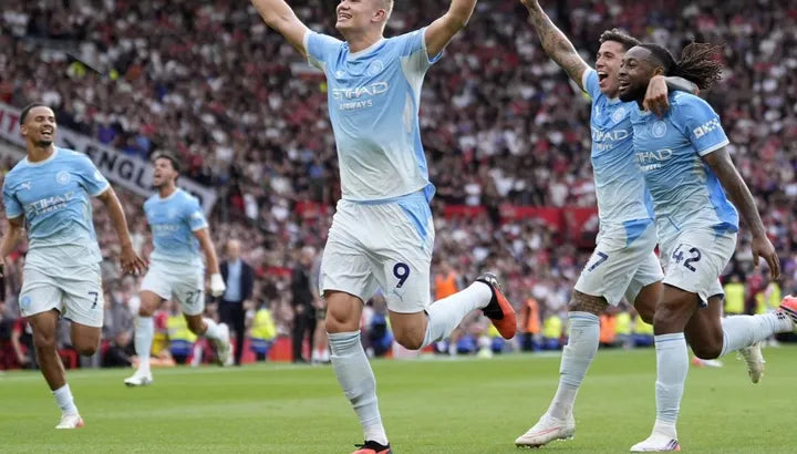 Haaland és Manchester City-játékosok ünnepelnek az Old Traffordon rendezett derbin