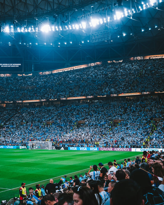 Szurkolói ünneplés és stadionfények egy kiélezett világbajnoki este végén