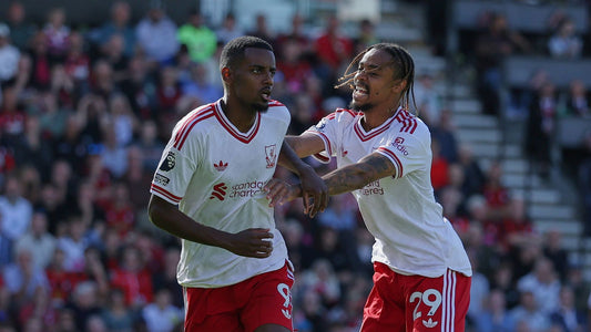 Alexander Isak és Cody Gakpo ünnepel a Liverpool bournemouth-i 1–0-s győzelmén