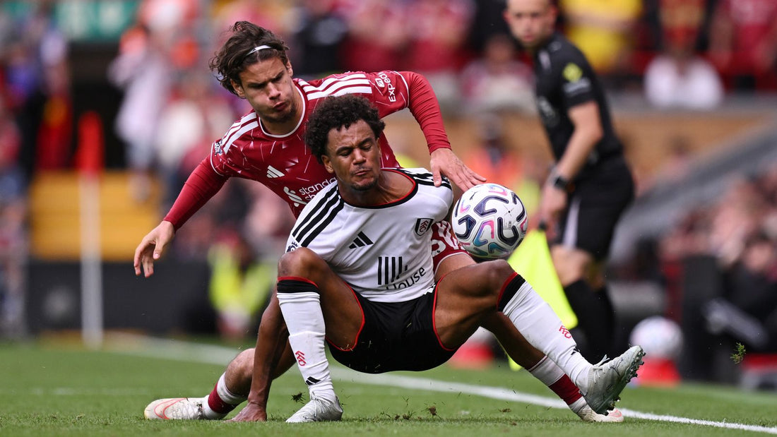 Oscar Bobb és Kerkez Milos párharca a Liverpool–Fulham 0–0-s mérkőzésén, 2026. szeptember 12-én