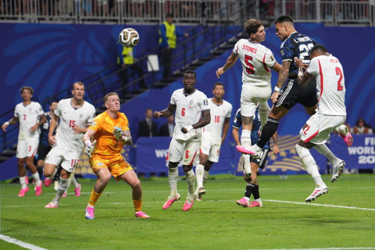 Lautaro Martínez gólt fejel Anglia ellen a világbajnoki elődöntőben