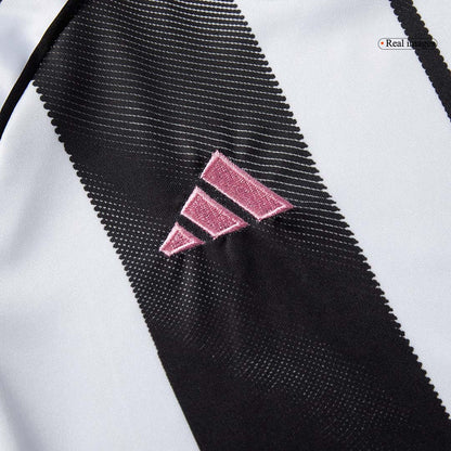 Gyerek Juventus 
Otthoni 
Mez 
Készlet (Mez + Nadrág + Zokni) 
2025/26