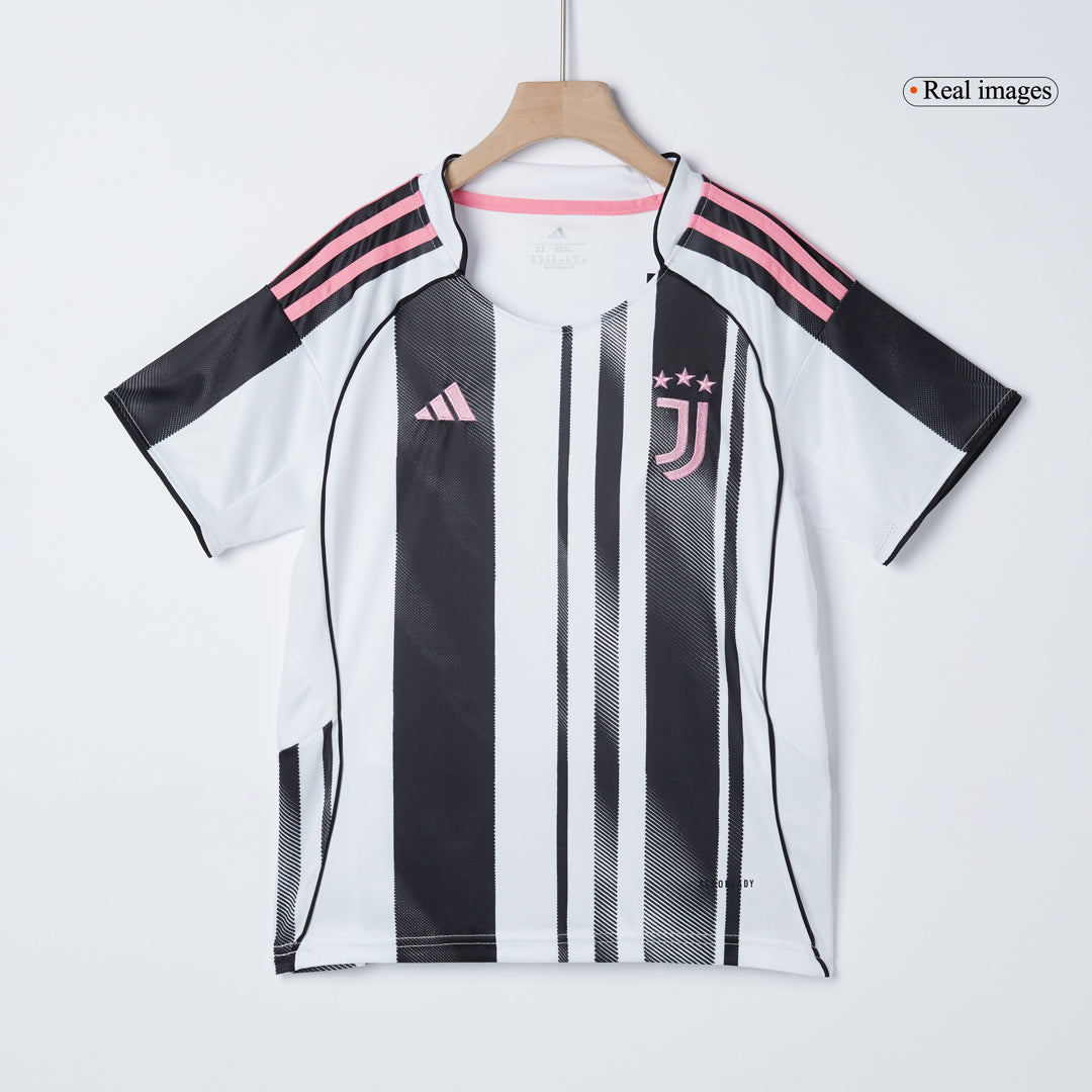 Gyerek Juventus 
Otthoni 
Mez 
Készlet (Mez + Nadrág + Zokni) 
2025/26