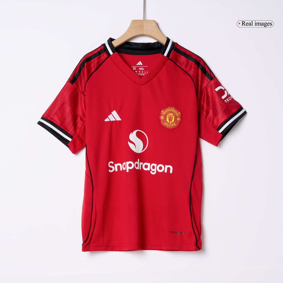 Gyerek Manchester United 
Otthoni 
Mez 
Készlet (Mez + Nadrág + Zokni) 
2025/26 
Piros