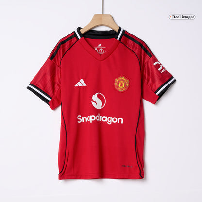 Gyerek Manchester United 
Otthoni 
Mez 
Készlet (Mez + Nadrág + Zokni) 
2025/26 
Piros