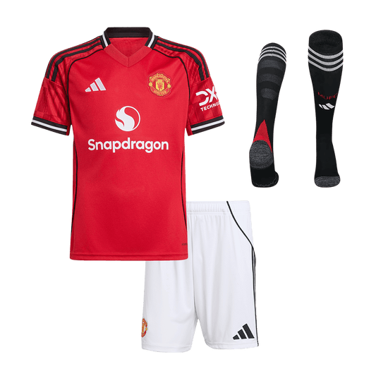 Gyerek Manchester United 
Otthoni 
Mez 
Készlet (Mez + Nadrág + Zokni) 
2025/26 
Piros