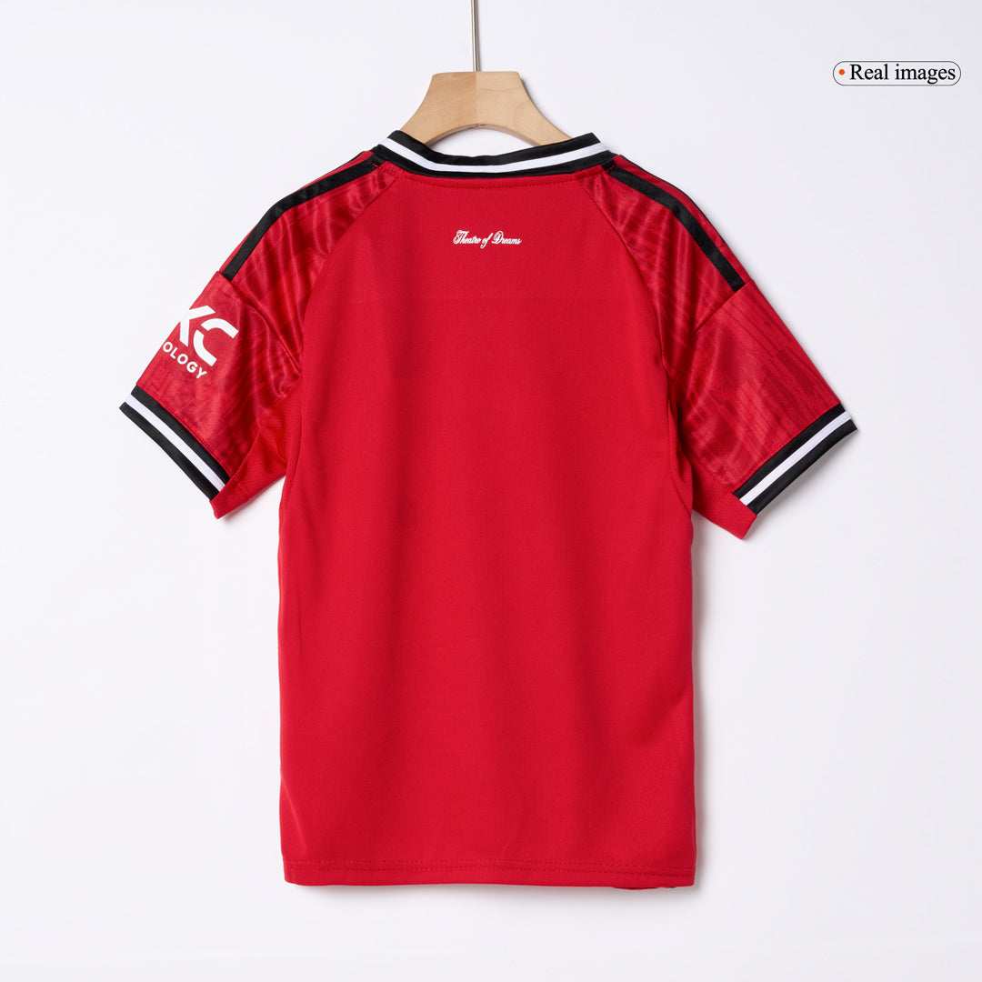 Gyerek Manchester United 
Otthoni 
Mez 
Készlet (Mez + Nadrág + Zokni) 
2025/26 
Piros