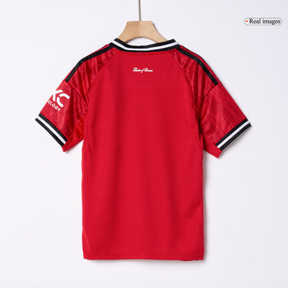 Gyerek Manchester United 
Otthoni 
Mez 
Készlet (Mez + Nadrág + Zokni) 
2025/26 
Piros