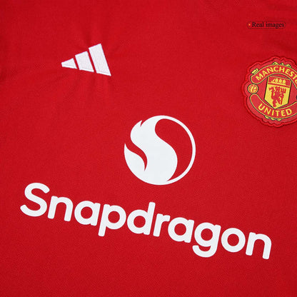 Gyerek Manchester United 
Otthoni 
Mez 
Készlet (Mez + Nadrág + Zokni) 
2025/26 
Piros