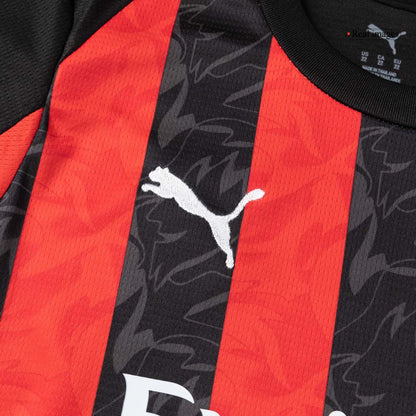 Gyerek AC Milan 
Otthoni 
Mez 
Készlet (Mez + Nadrág + Zokni) 
2025/26