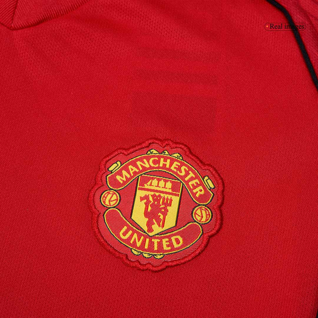 Gyerek Manchester United 
Otthoni 
Mez 
Készlet (Mez + Nadrág + Zokni) 
2025/26 
Piros