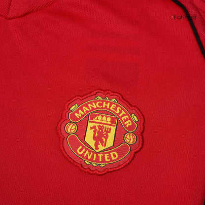 Gyerek Manchester United 
Otthoni 
Mez 
Készlet (Mez + Nadrág + Zokni) 
2025/26 
Piros