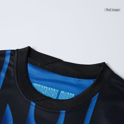 Gyerek Inter Milan 
Otthoni 
Mez 
Készlet (Mez + Nadrág + Zokni) 
2025/26