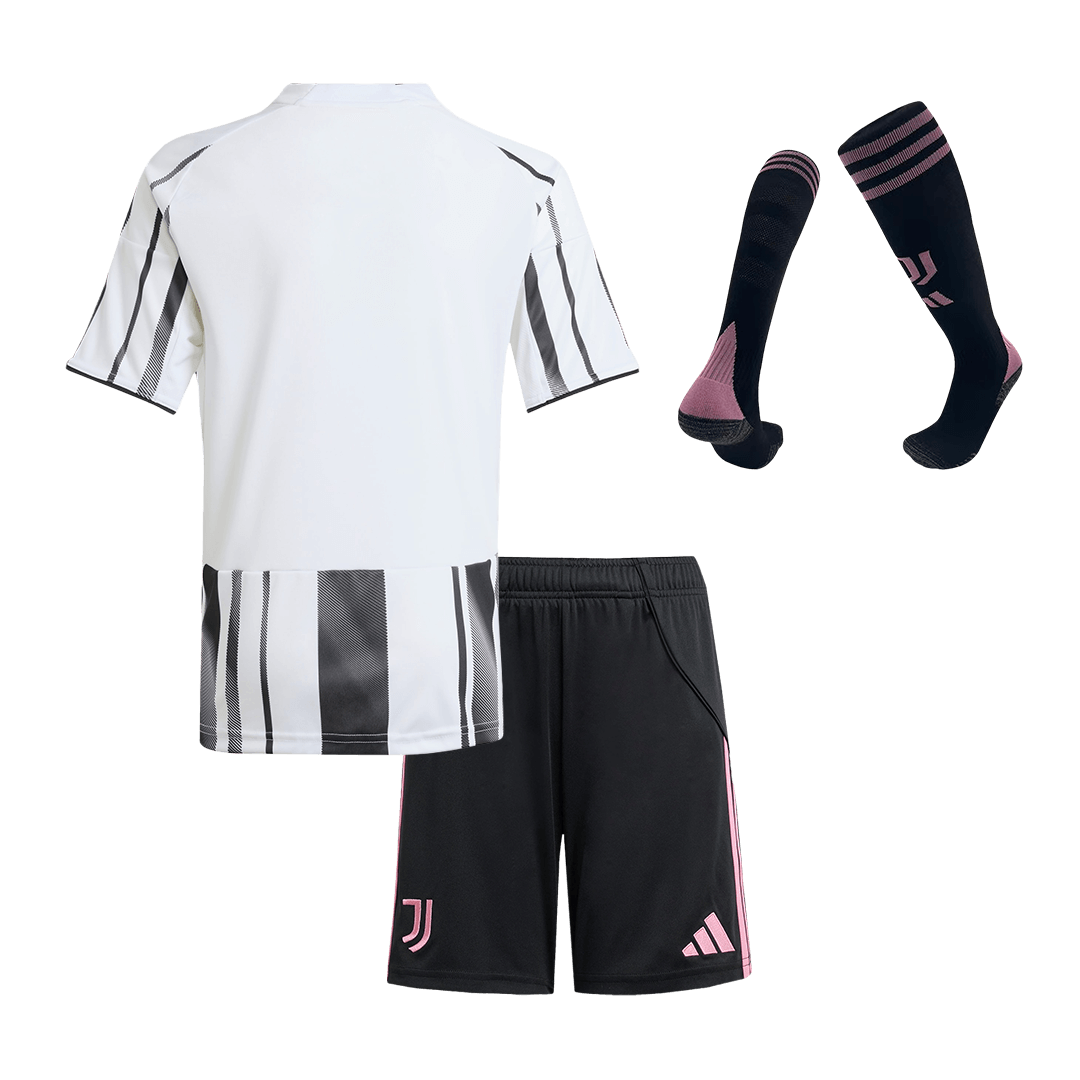 Gyerek Juventus 
Otthoni 
Mez 
Készlet (Mez + Nadrág + Zokni) 
2025/26