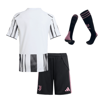 Gyerek Juventus 
Otthoni 
Mez 
Készlet (Mez + Nadrág + Zokni) 
2025/26