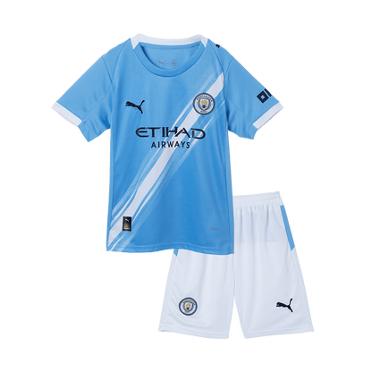 Gyerek Manchester City 
Otthoni 
Mez 
 
Készlet (Mez + Nadrág)2025/26 
 Kék