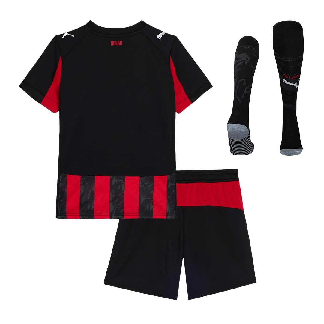 Gyerek AC Milan 
Otthoni 
Mez 
Készlet (Mez + Nadrág + Zokni) 
2025/26