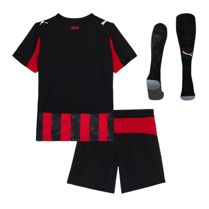 Gyerek AC Milan 
Otthoni 
Mez 
Készlet (Mez + Nadrág + Zokni) 
2025/26