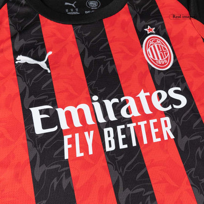 Gyerek AC Milan 
Otthoni 
Mez 
Készlet (Mez + Nadrág + Zokni) 
2025/26