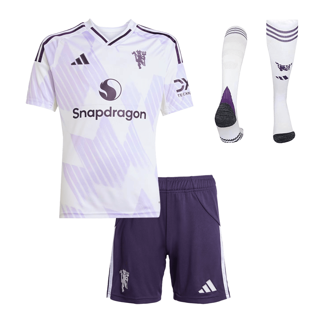 Gyerek Manchester United 
 Idegenbeli 
Mez 
Készlet (Mez + Nadrág + Zokni) 
2025/26 
 Fehér