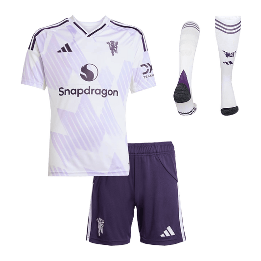 Gyerek Manchester United 
 Idegenbeli 
Mez 
Készlet (Mez + Nadrág + Zokni) 
2025/26 
 Fehér