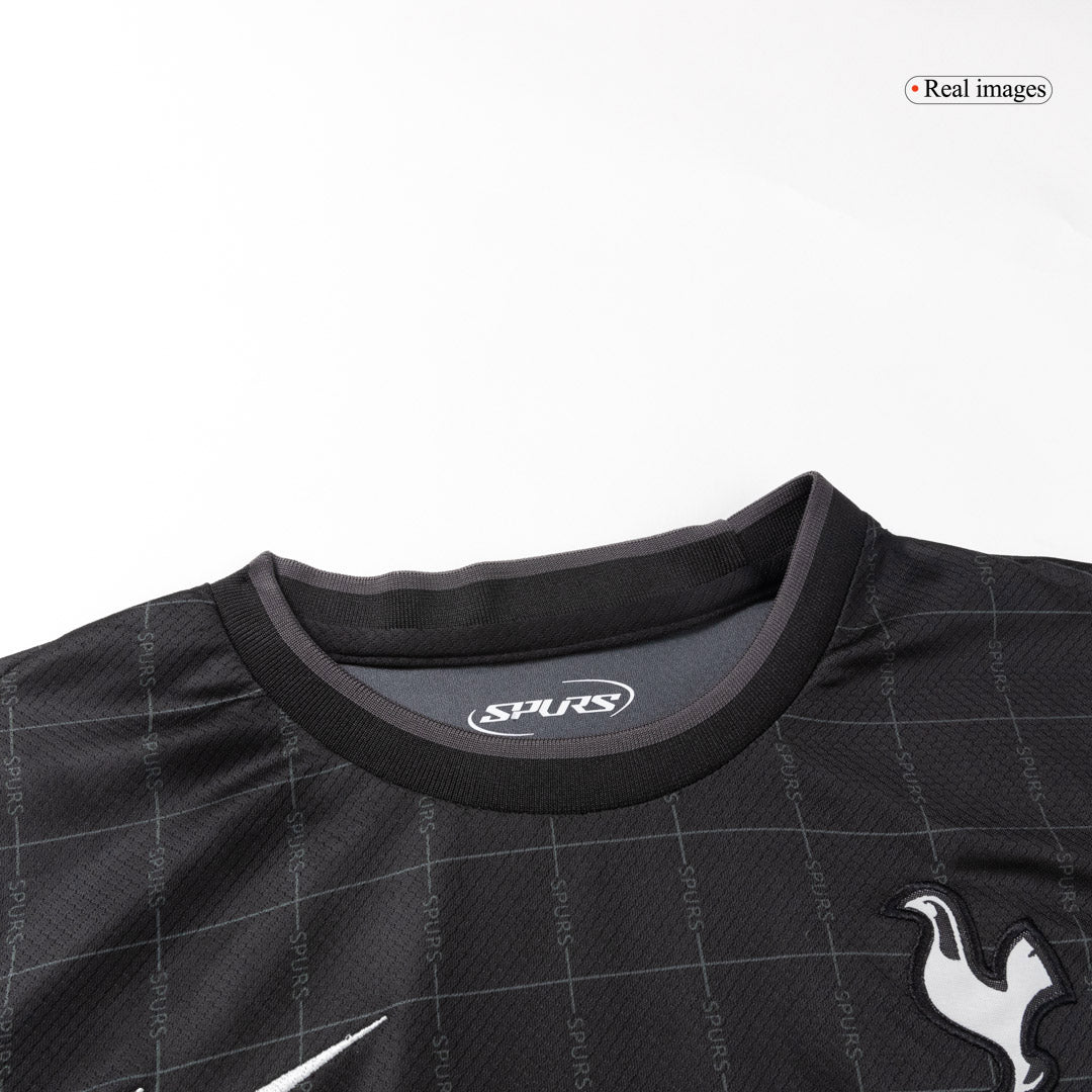 Gyerek Tottenham Hotspur 
 Idegenbeli 
Mez 
 
Készlet (Mez + Nadrág)2025/26 
 Fekete