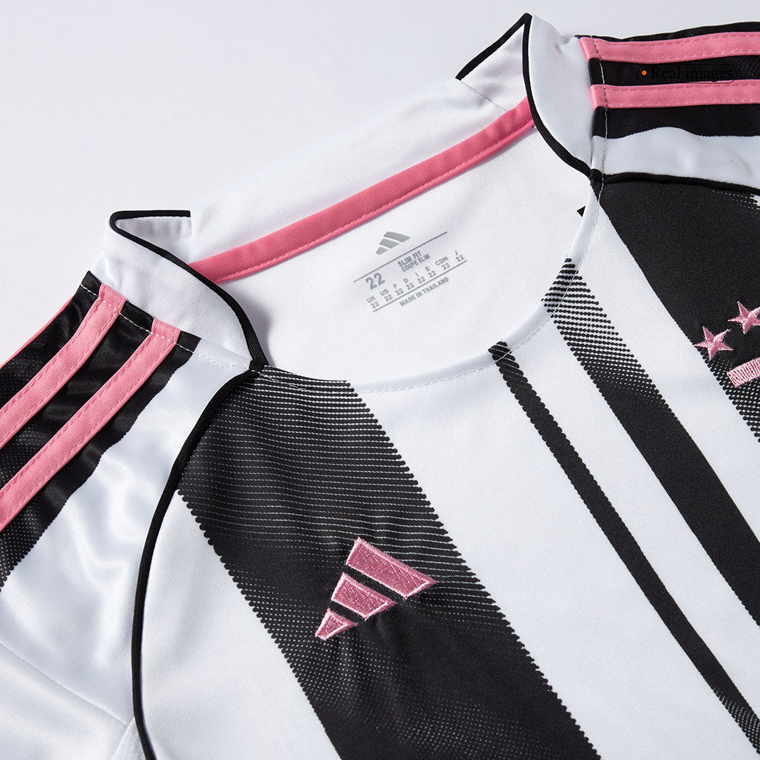Gyerek Juventus 
Otthoni 
Mez 
Készlet (Mez + Nadrág + Zokni) 
2025/26