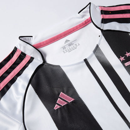 Gyerek Juventus 
Otthoni 
Mez 
Készlet (Mez + Nadrág + Zokni) 
2025/26