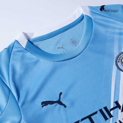 Gyerek Manchester City 
Otthoni 
Mez 
 
Készlet (Mez + Nadrág)2025/26 
 Kék