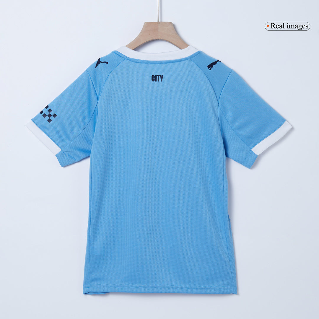 Gyerek Manchester City 
Otthoni 
Mez 
 
Készlet (Mez + Nadrág)2025/26 
 Kék