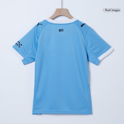 Gyerek Manchester City 
Otthoni 
Mez 
 
Készlet (Mez + Nadrág)2025/26 
 Kék