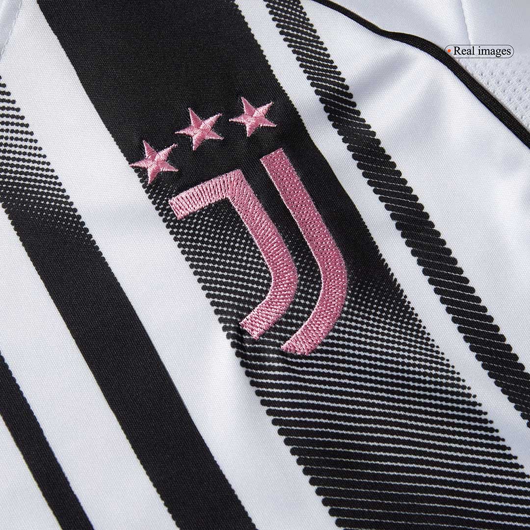 Gyerek Juventus 
Otthoni 
Mez 
Készlet (Mez + Nadrág + Zokni) 
2025/26
