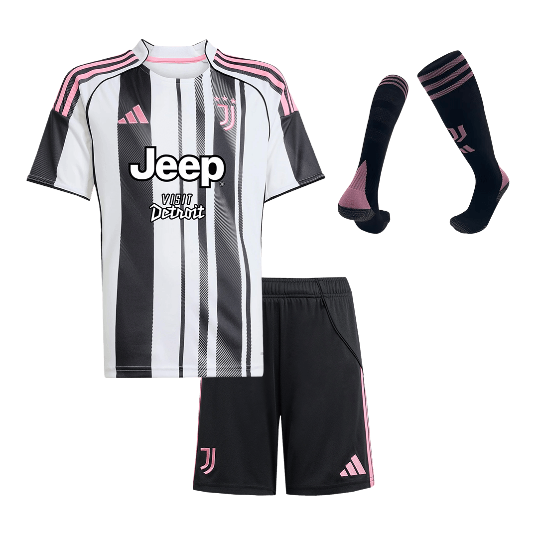 Gyerek Juventus 
Otthoni 
Mez 
Készlet (Mez + Nadrág + Zokni) 
2025/26