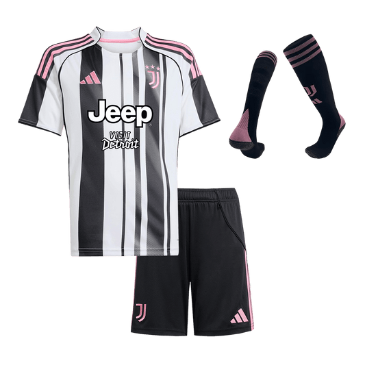 Gyerek Juventus 
Otthoni 
Mez 
Készlet (Mez + Nadrág + Zokni) 
2025/26
