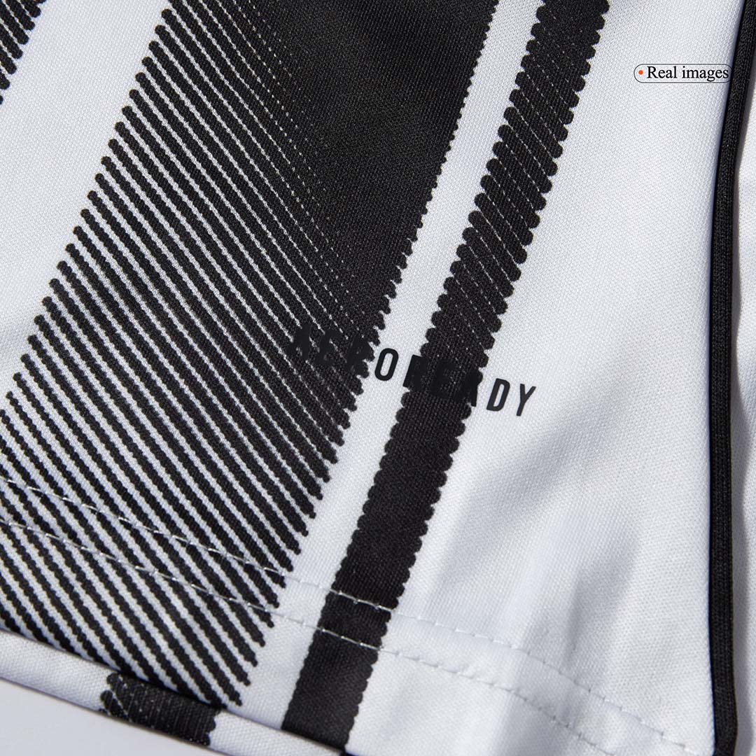 Gyerek Juventus 
Otthoni 
Mez 
Készlet (Mez + Nadrág + Zokni) 
2025/26