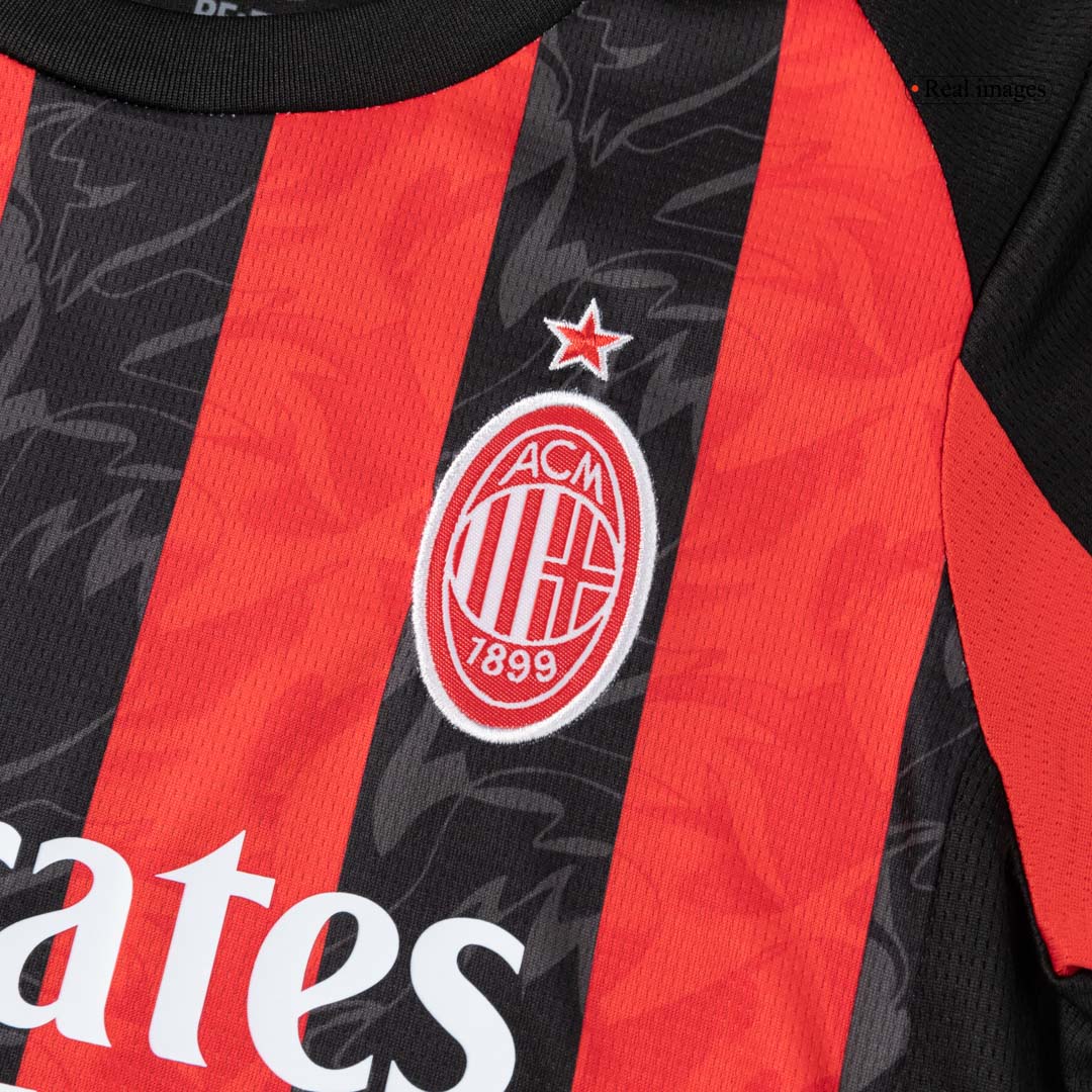 Gyerek AC Milan 
Otthoni 
Mez 
Készlet (Mez + Nadrág + Zokni) 
2025/26